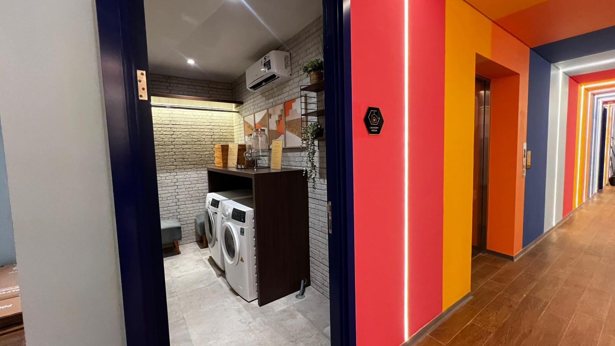 Yellow Bee Resort Cililitan Jakarta Eksteriør billede